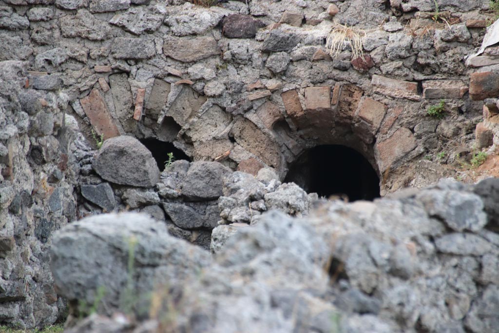 VIII.5.36 Pompeii. October 2023. Looking north-west from entrance doorway with detail from praefurnium. Photo courtesy of Klaus Heese.
