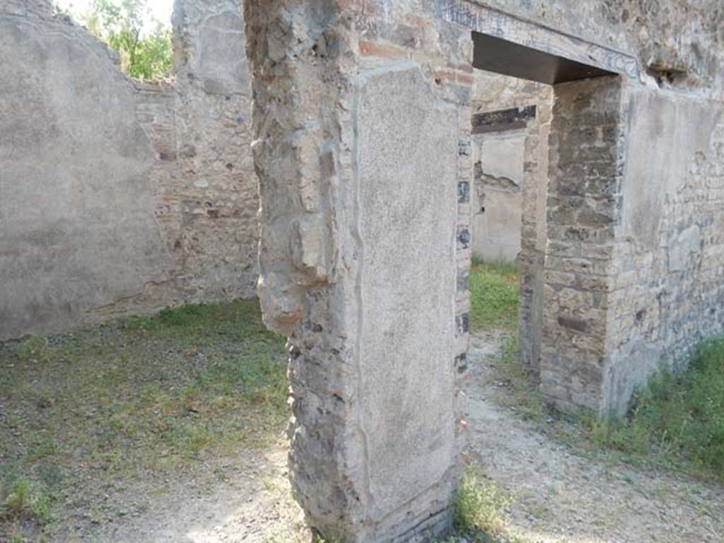 VIII.5.37 Pompeii. May 2017. Room 11, two doorways leading from corridor/west portico. Photo courtesy of Buzz Ferebee.
