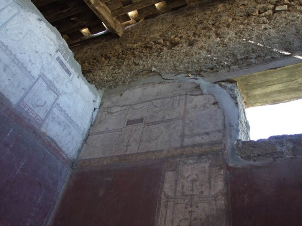 VIII.5.37 Pompeii. March 2009. Room 13. Oecus. Upper West wall. South end.