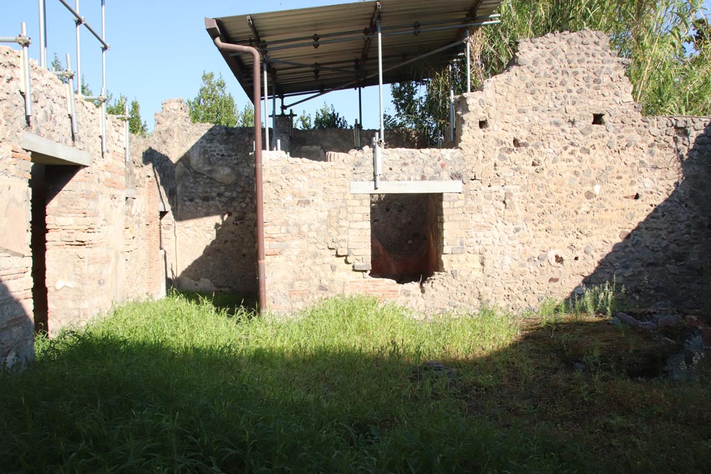 VIII.5.39 Pompeii. October 2022. Looking north from entrance doorway. Photo courtesy of Klaus Heese. 