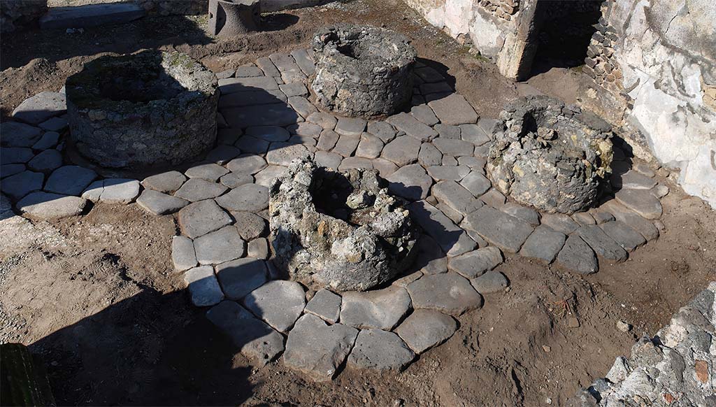 Fig. 21 – Pompéi, boulangerie VIII 6, 1.9-11 – Vue générale de la salle des meules après son nettoyage.
Cliché : N. Monteix /EFR.
