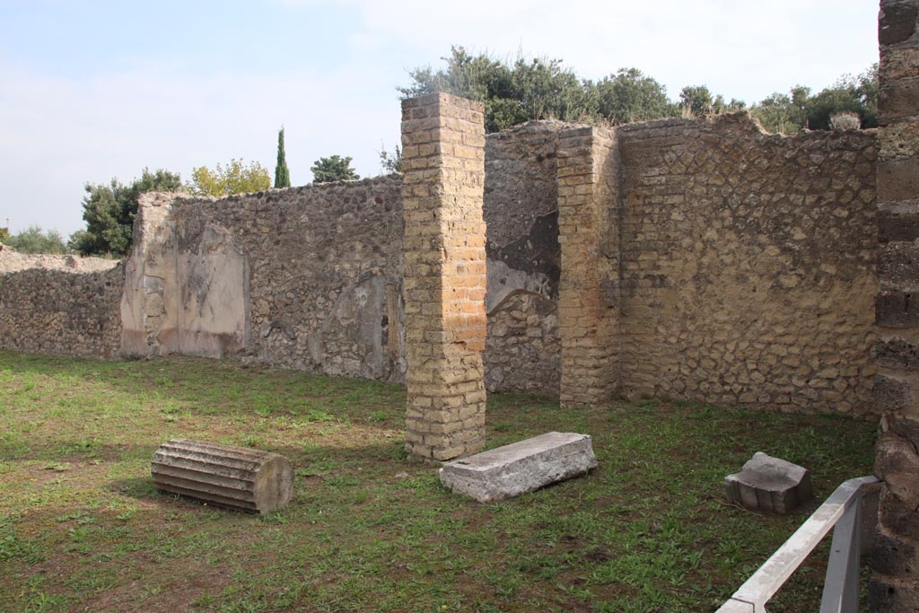 VIII.6.2 Pompeii. October 2023. Looking towards south end of east wall from entrance doorway. Photo courtesy of Klaus Heese.