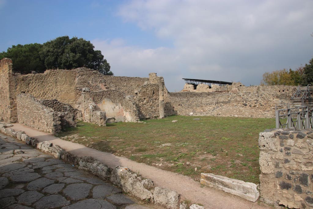 VIII.6.3 Pompeii. October 2023. Looking north-west from entrance doorway onto Via della Regina. Photo courtesy of Klaus Heese.