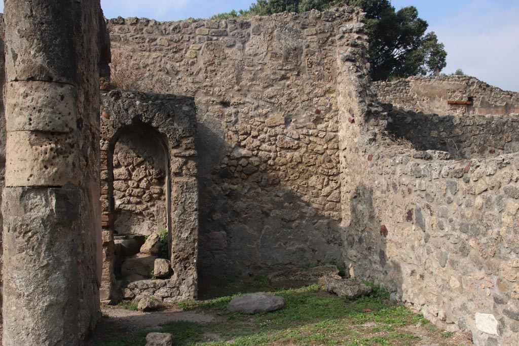 VIII.6.3 Pompeii. October 2023. Looking west into room (e ) at north end of west side. Photo courtesy of Klaus Heese.