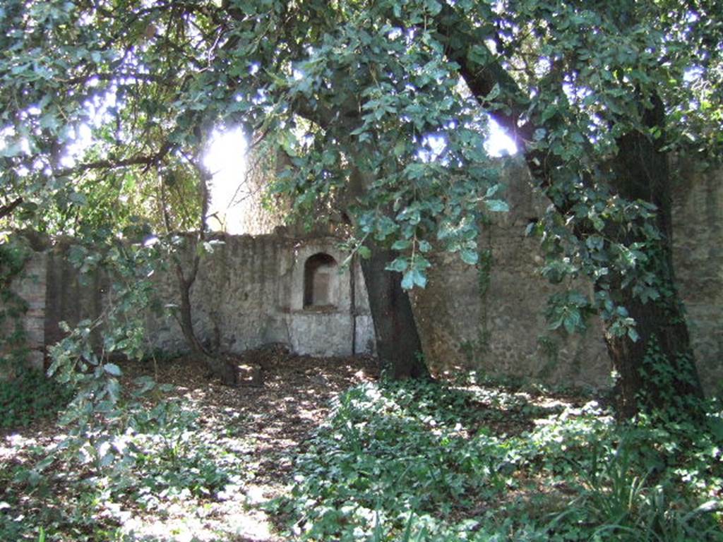 VIII.6.6 Pompeii. September 2005. South-west corner. According to Boyce, this aedicula was built as part of a house which was demolished in order to make room for the garden. According to Boyce, the lararium is earlier than the stucco of the west wall, whicvh was spread, not for the garden, but for a room of the earlier house. See Boyce G. K., 1937. Corpus of the Lararia of Pompeii. Rome: MAAR 14. (p.78, No.374, Pl.33,1)

