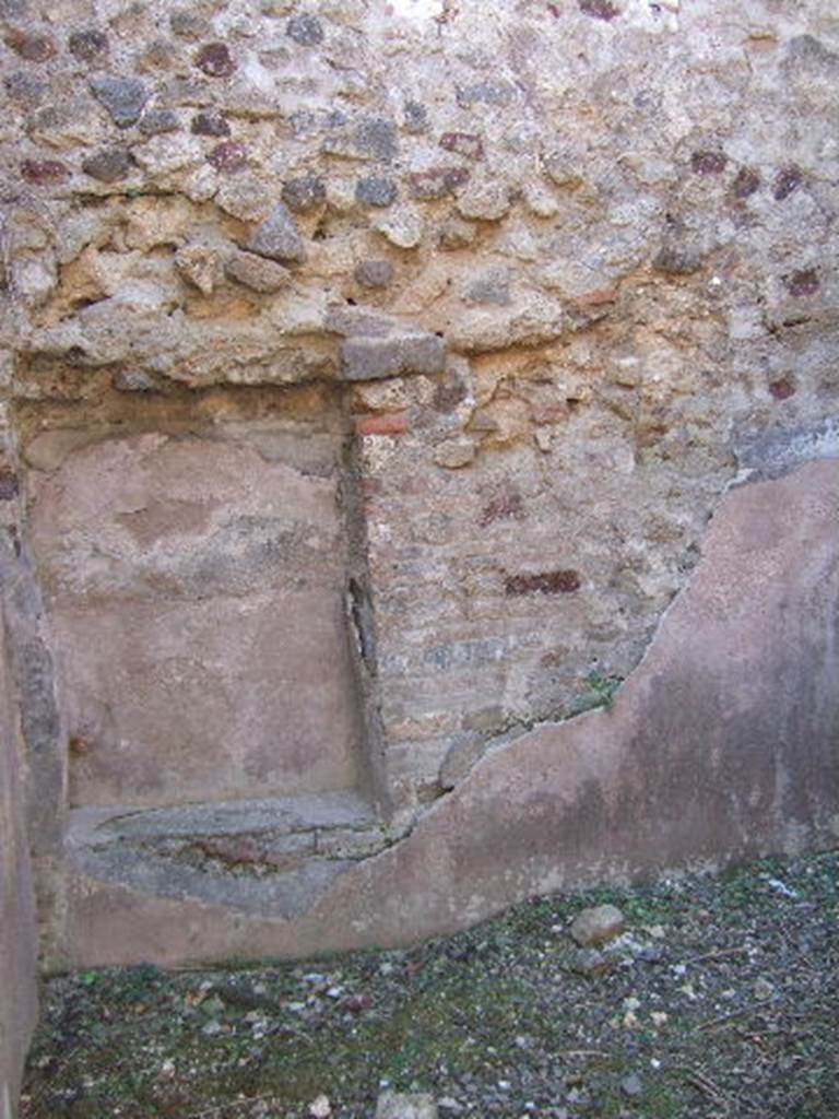 VIII.6.8 Pompeii. September 2005. Recess in south wall of room opposite the entrance doorway.  
