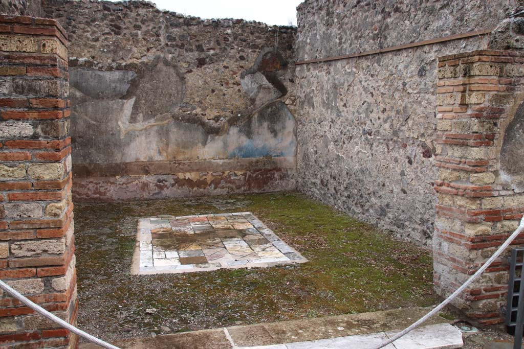 VIII.6.10 Pompeii. October 2020. Looking east across peristyle towards doorway to room ‘p’, triclinium. Photo courtesy of Klaus Heese.