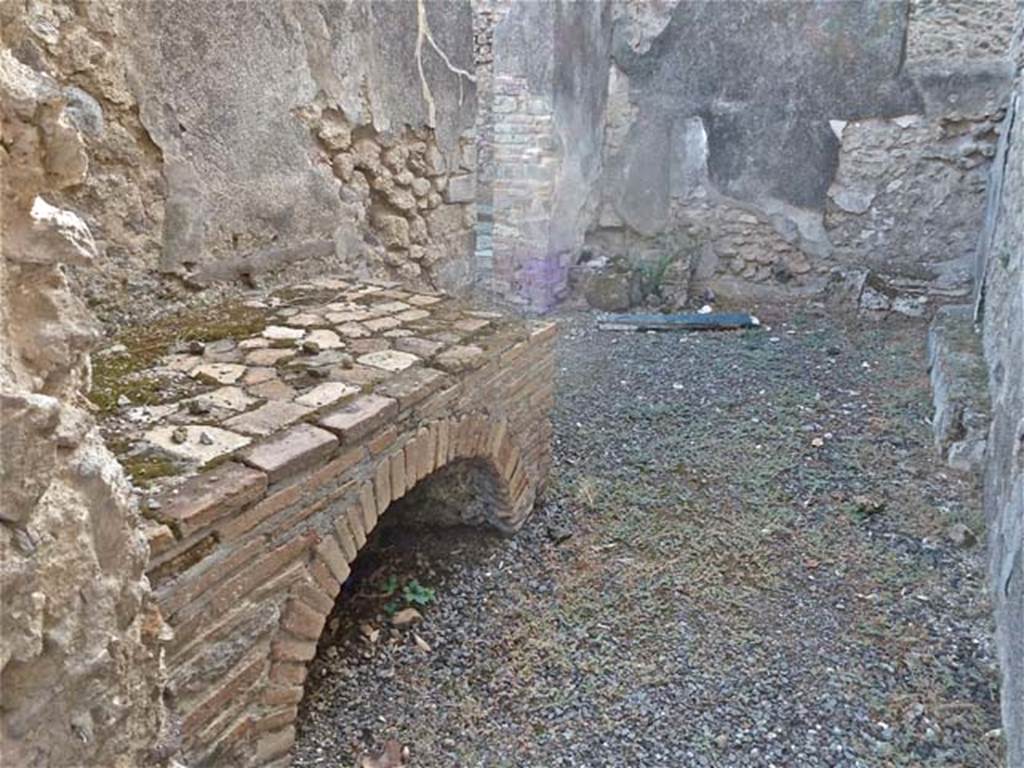 VIII.6.11 Pompeii. September 2011. Looking west in kitchen. According to Mau, "g" was the kitchen; entering from the bakery, on the left was the hearth, on the inside corner to the left was the toilet, and on the right, divided and hidden by a wall bent at right angles, a fusorium. See BdI, 1884, p.139
(“g” è la cucina ; entrando dal pistrino si ha a sinistra il focolare  nell'angolo interiore a sinistra sta il cesso, e a destra, diviso e nascosto per un muro piegato ad angolo retto, un fusorium.)
