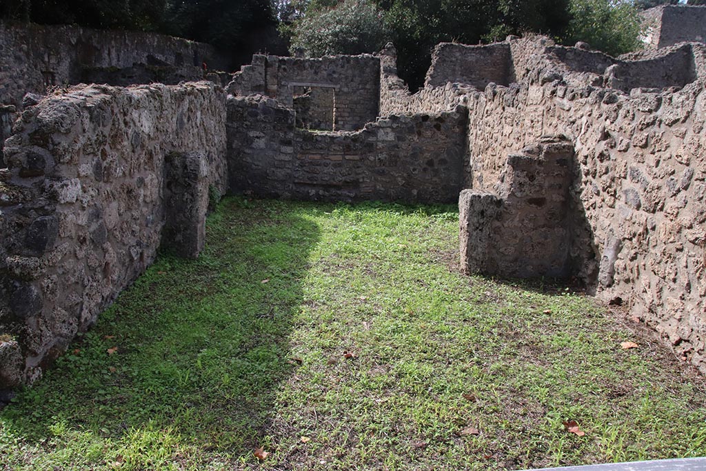 VIII.7.4 Pompeii. October 2024. Looking west from entrance doorway, across shop and rear room. Photo courtesy of Klaus Heese.