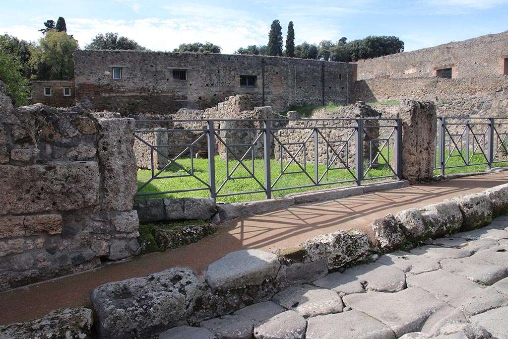VIII.7.9 Pompeii. October 2024. 
Looking north-west from Via Stabiana towards doorway to steps to upper floor, on south side of doorway into VIII.7.10.
Photo courtesy of Klaus Heese.
