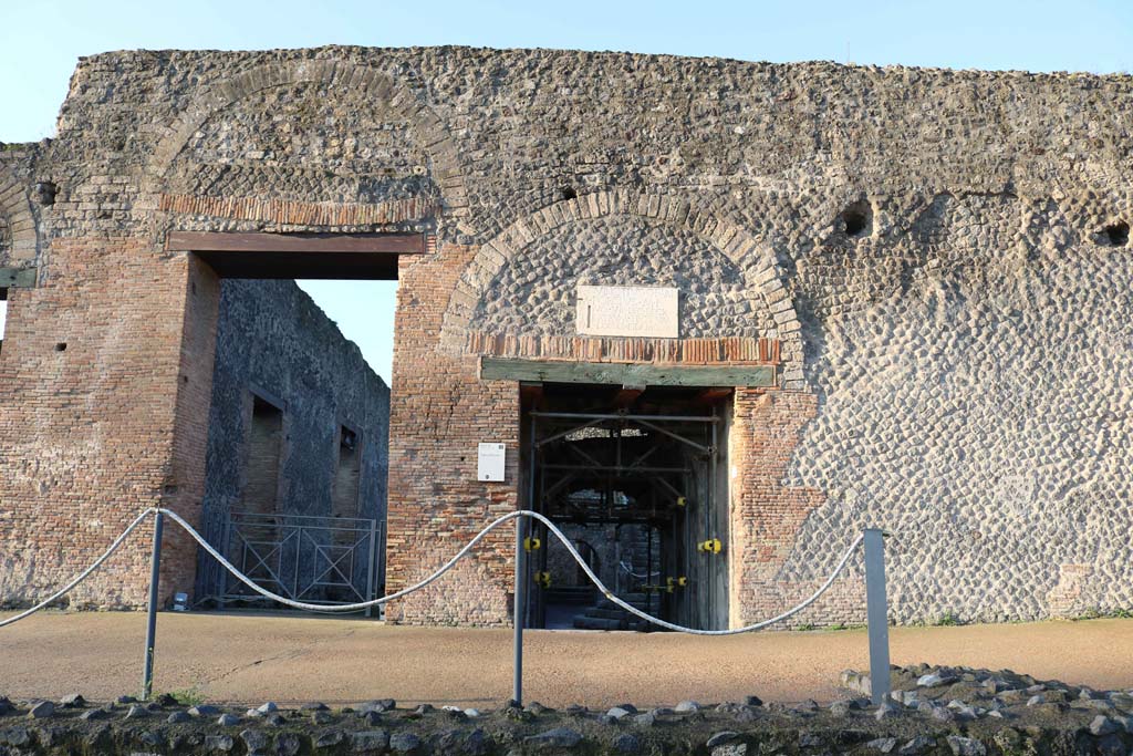 VIII.7.18 Pompeii, on left, and VIII.7.19, on right. December 2018. Looking west on Via Stabiana. Photo courtesy of Aude Durand.