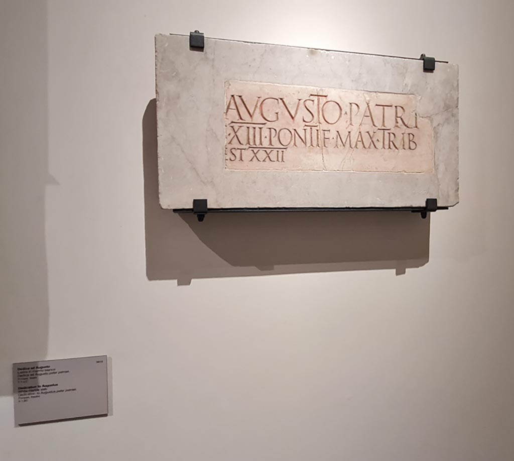 VIII.7.20 Pompeii. April 2023. 
White marble slab, found 28th June 1792. Dedication to Augustus, pater patriae, on display in “Campania Romana” gallery. 
Photo courtesy of Giuseppe Ciaramella.
According to the Epigraphic Database Roma this reads,
[Imp(eratori) Caesari] Augusto, patri
[patriae, imp(eratori) X̅I̅V̅, co(n)]ṣ(uli) X̅I̅I̅I̅, pontif(ici) max(imo), trib(unicia)
[pot]est(ate) X̅X̅I̅I̅.      [CIL X, 842]
Now in Naples Archaeological Museum. Inventory number 3812.

