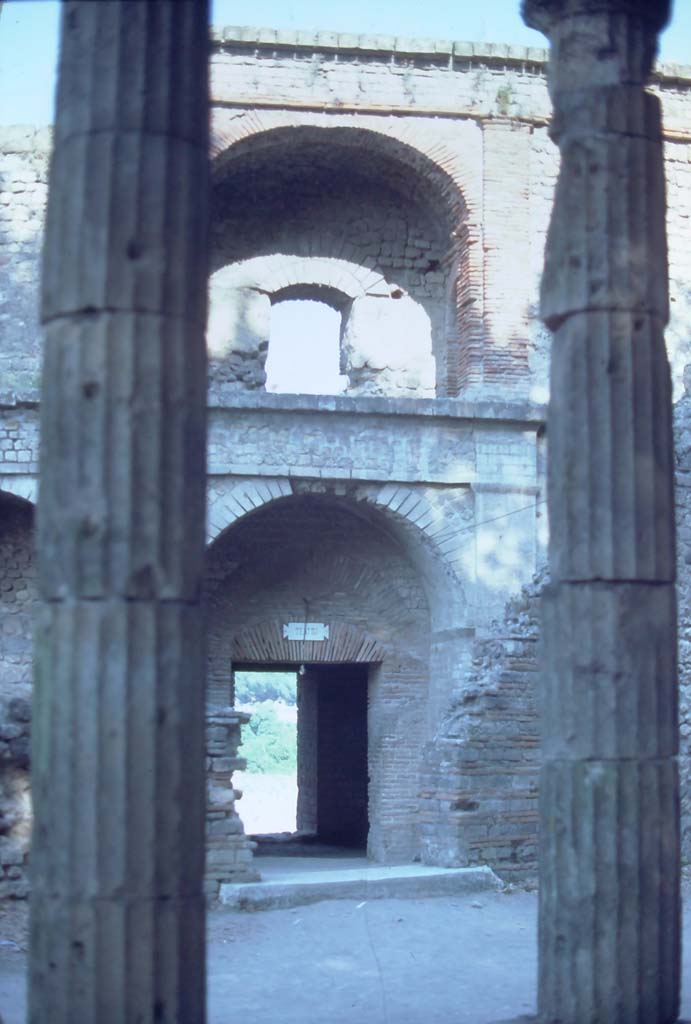 VIII.7.21, Pompeii. 7th August 1976. Entrance from Triangular Forum (VIII.7.30) through arch.
Photo courtesy of Rick Bauer, from Dr George Fay’s slides collection.