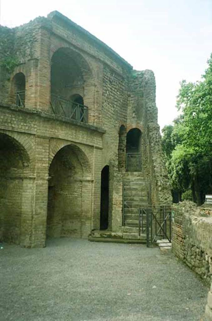 VIII.7.21 Pompeii. July 2010. Entrance through large arch or by steps to upper level. Photo courtesy of Rick Bauer.