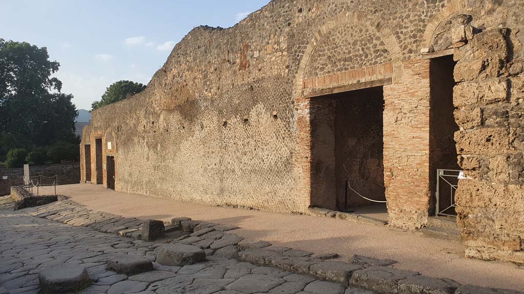 VIII.7.21 Pompeii, August 2021. Looking south-west on west side of Via Stabiana, with entrance doorway, on right.
Foto Annette Haug, ERC Grant 681269 DÉCOR.
