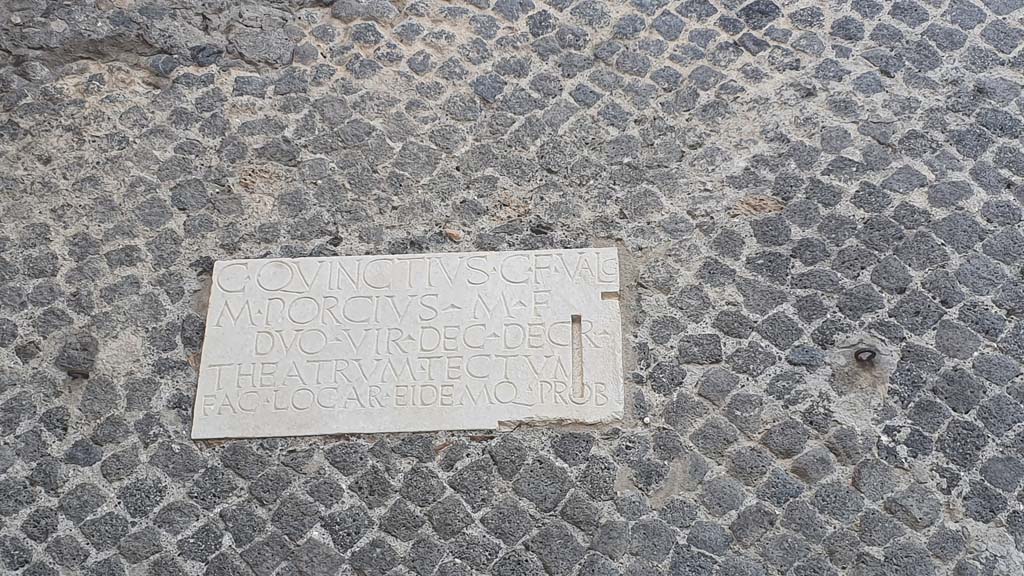 VIII.7.21 Pompeii. August 2021. Dedication plaque on wall by the entrance from the large theatre to the small theatre.
Foto Annette Haug, ERC Grant 681269 DÉCOR.
