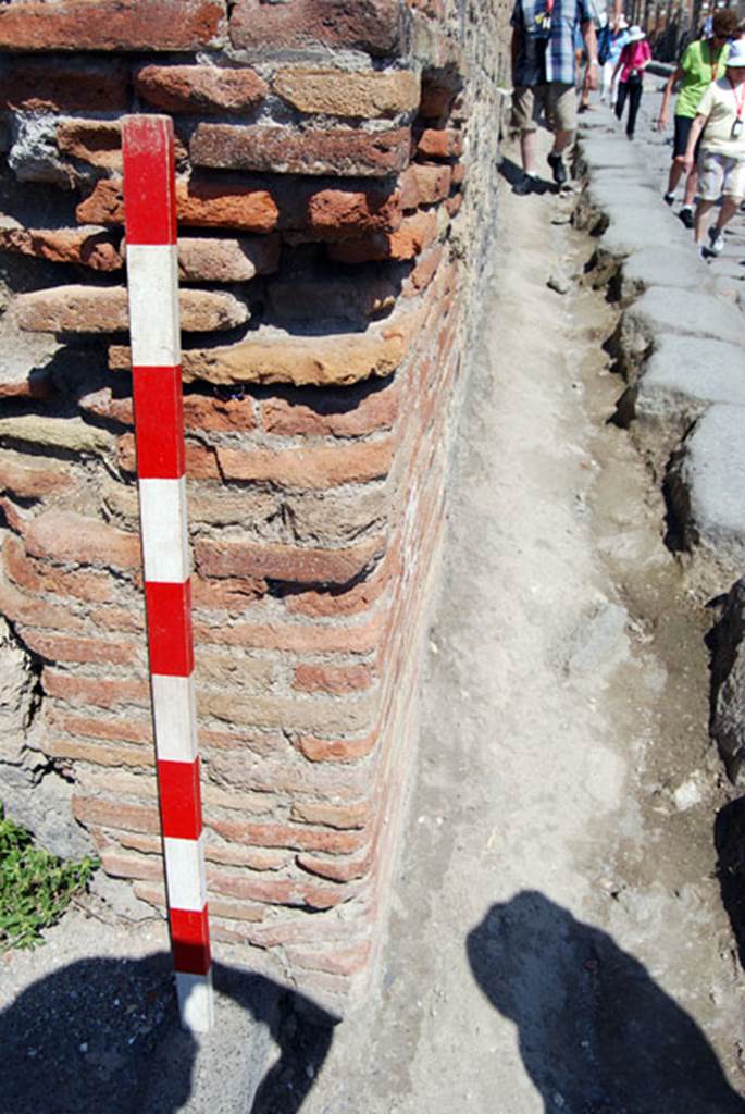 VIII.7.23 Pompeii. June 2009. Looking north along exterior of fa�ade and pavement area on Via Stabiana. Photo courtesy of Sera Baker.
