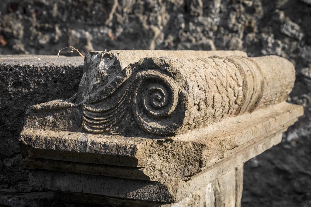 VIII.7.25 Pompeii. October 2023. Detail of north-west corner and west side of altar. Photo courtesy of Johannes Eber.