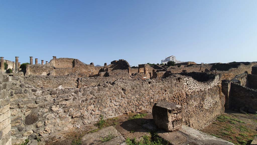 VIII.7.25 Pompeii. August 2021. Looking north-east across Pompeii from top of steps of podium.
Foto Annette Haug, ERC Grant 681269 DÉCOR.

