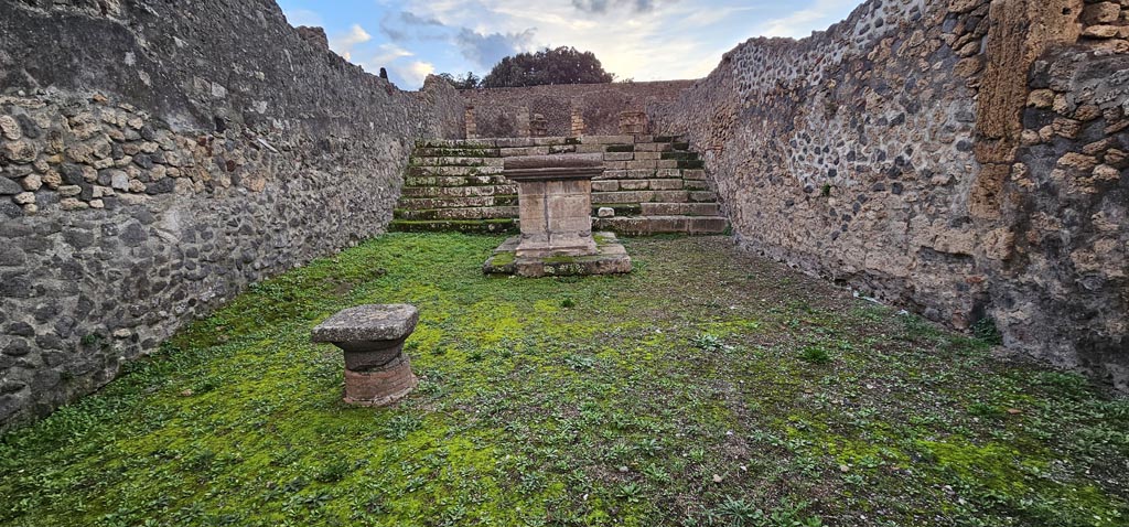 VIII.7.25 Pompeii. December 2023. Looking west towards altar from entrance doorway. Photo courtesy of Miriam Colomer.