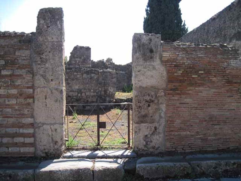 VIII.7.26 Pompeii. September 2010. Entrance doorway, looking south (from across Via del Tempio d�Iside). Photo courtesy of Drew Baker.
