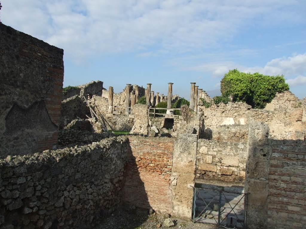 VIII.7.26 Pompeii. September 2005. North-west corner of main entrance room, showing doorway onto Via del Tempio d�Iside from inside.  Photo taken from VIII.7.25. 

