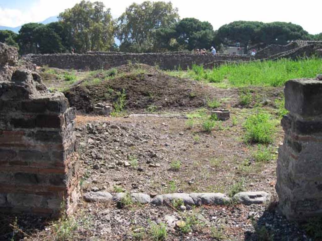 VIII.7.26 Pompeii. September 2010. Doorway from atrium onto north portico of garden area. Looking south. Photo courtesy of Drew Baker.