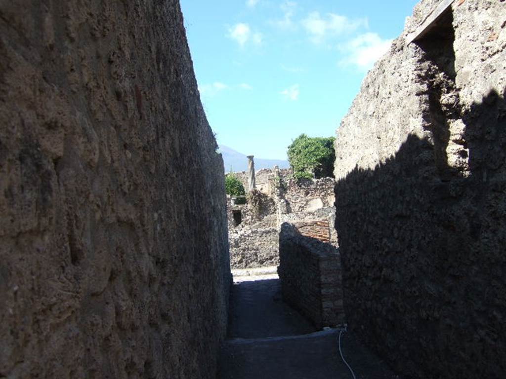 VIII.7.27 Pompeii. September 2005. Looking north along passage towards Via del Tempio d�Iside.