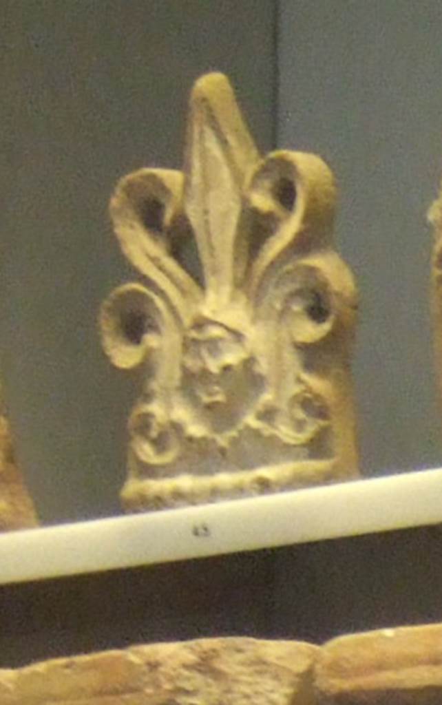 VIII.7.28 Pompeii. Antefix with a tuft of acanthus with a gorgoneion (gorgon�s head) in the centre. Now in Naples Archaeological Museum. Inventory number 21467.