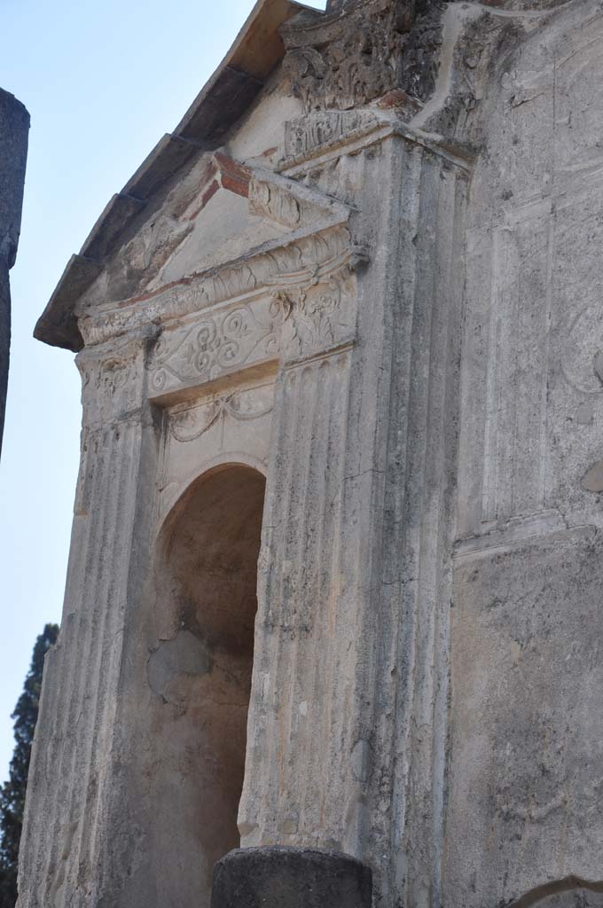 VIII.7.28, Pompeii. July 2017. Looking towards niche at south end of east side.
Foto Anne Kleineberg, ERC Grant 681269 DÉCOR.
