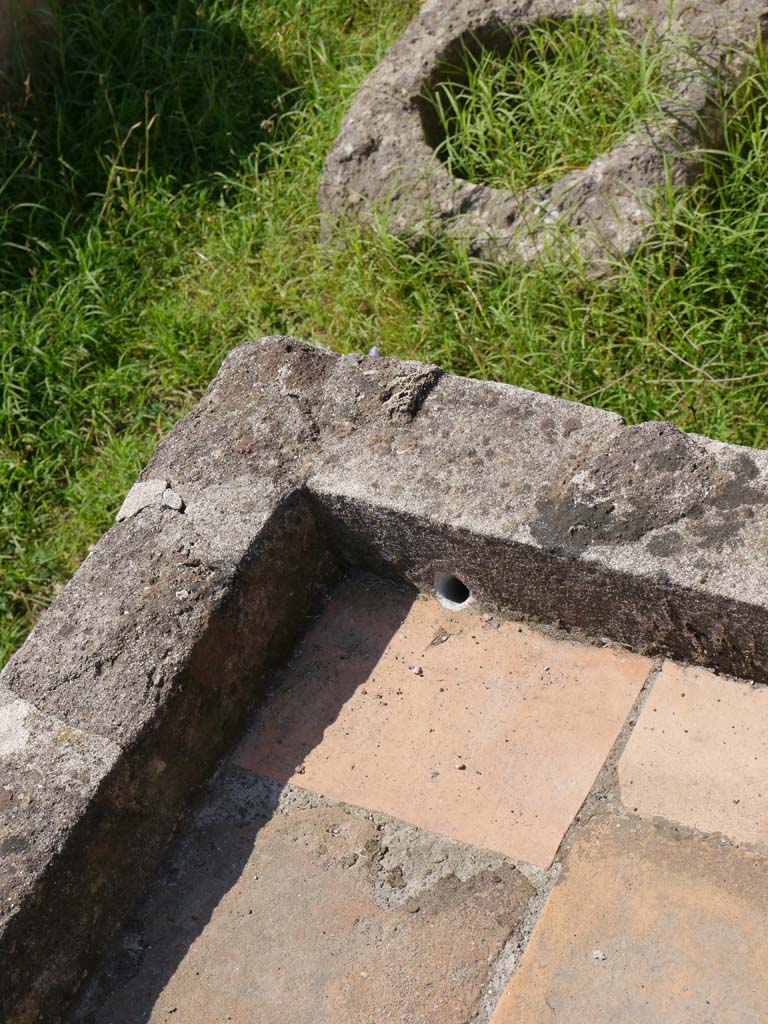 VIII.7.28 Pompeii. September 2018. Drainage in top of altar.
Foto Anne Kleineberg, ERC Grant 681269 DÉCOR.

