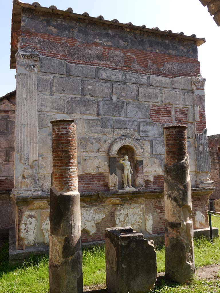 VIII.7.28 Pompeii. September 2018. Looking towards the west wall of the Temple.
Foto Anne Kleineberg, ERC Grant 681269 DÉCOR.
