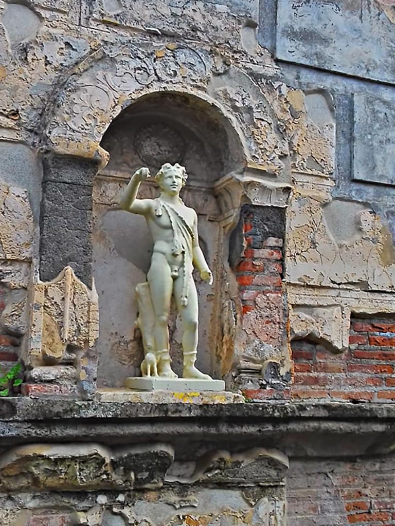 VIII.7.28 Pompeii. 2017/2018/2019.
Reproduction statue of Bacchus (Dionysus) with his panther in niche set into west wall.
Photo courtesy of Giuseppe Ciaramella.
