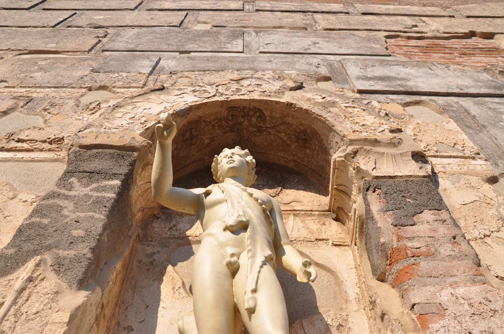 VIII.7.28 Pompeii. July 2017. Decorative stucco in arched niche above Bacchus.
Foto Anne Kleineberg, ERC Grant 681269 DÉCOR.

