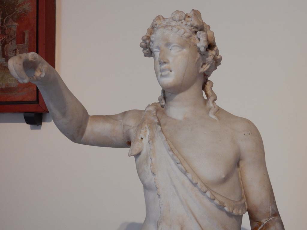 VIII.7.28 Pompeii. June 2019. Detail from sculpture of Dionysus, which would have been originally painted and gilded.
Photo courtesy of Buzz Ferebee.
