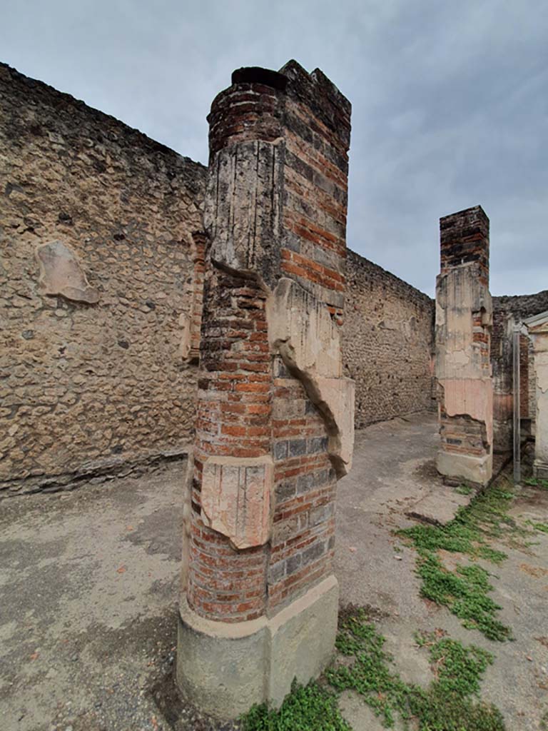 VIII.7.28 Pompeii. August 2021. Looking south along pilasters on east portico.
Foto Annette Haug, ERC Grant 681269 DÉCOR.

