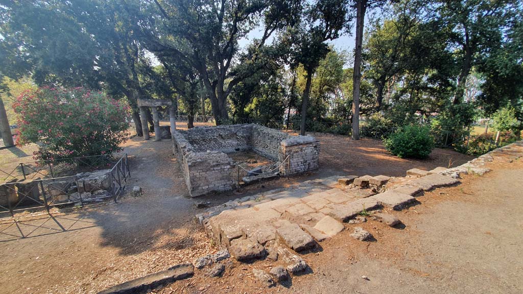 VIII.7.31 Pompeii. July 2021. Looking towards altars and tombs from top of steps from Doric Temple. 
Foto Annette Haug, ERC Grant 681269 DÉCOR.

