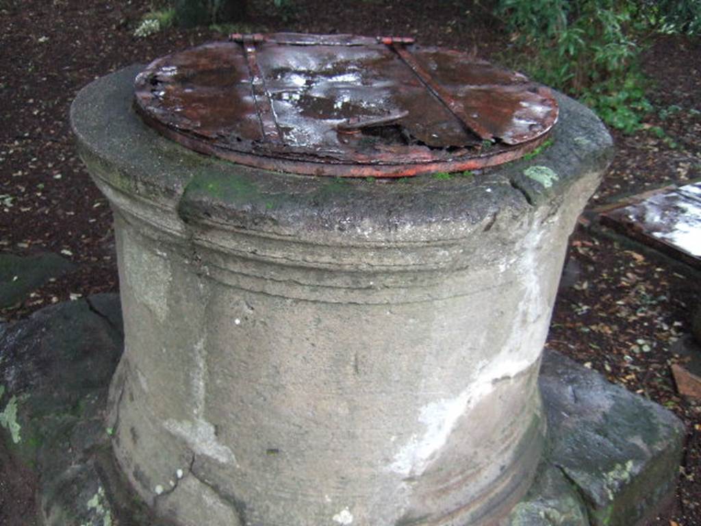 VIII.7.32 Pompeii Triangular Forum. December 2005. Tholos deep well.