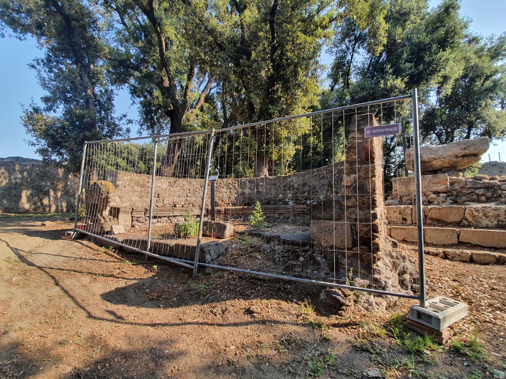 VIII.7.33 Pompeii. July 2021. Looking west towards semi-circular stone bench or schola. 
Foto Annette Haug, ERC Grant 681269 DÉCOR.
