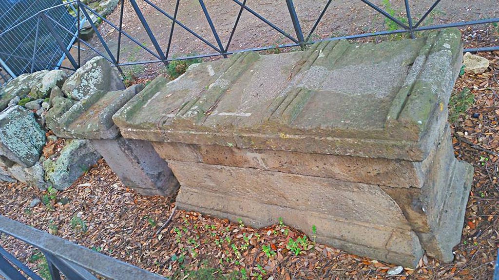 VIII.7.34 Pompeii. 2015/2016. East side of altars. Photo courtesy of Giuseppe Ciaramella.