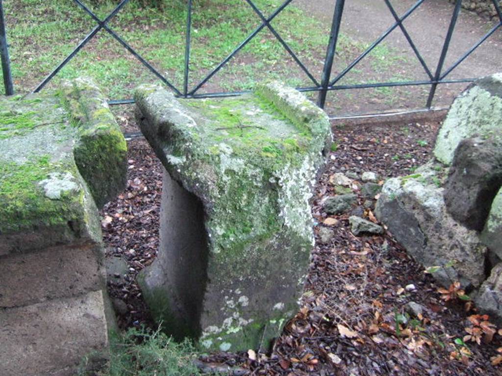 VIII.7.31 Pompeii. December 2005. Second altar, west side and top.