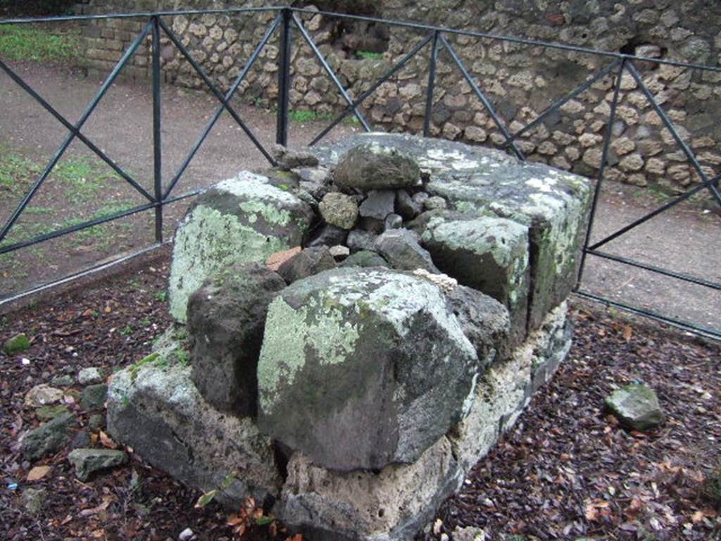 VIII.7.31 Pompeii. December 2005. Third altar, north and west sides and top.
