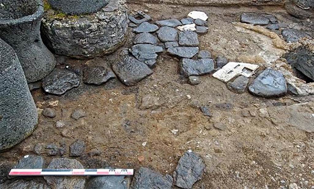 Fig. 61 � Pomp�i, boulangerie IX 1, 3.33 � Salle des meules. 
On note un mur aras� entre la pi�ce 3 et la pi�ce 4 (vue de l�est).
Clich� : S. Aho � EFR.
