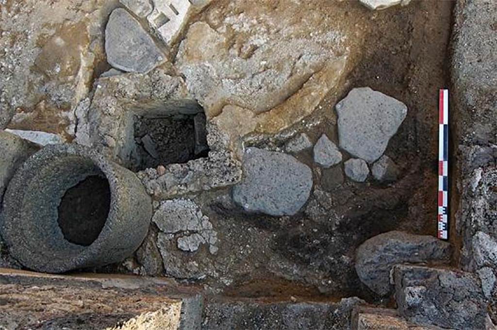 Fig. 62 � Pomp�i, boulangerie IX 1, 3.33 � Angle nord-est de la pi�ce 3.
Vue du nord.
Ouverture moderne ( ?) vers la citerne se d�veloppant entre les pi�ces 2 et 3. La bouche est construite sur l�emplacement d�une meule.
Clich� : S. Aho � EFR.
