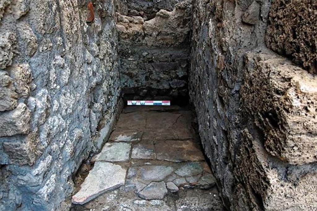 Fig. 63 � Pomp�i, boulangerie IX 1, 3.33 � Probable latrine install�e dans la pi�ce 9. 
Vue du sud.
Clich� : B. Bauvit � EFR.
