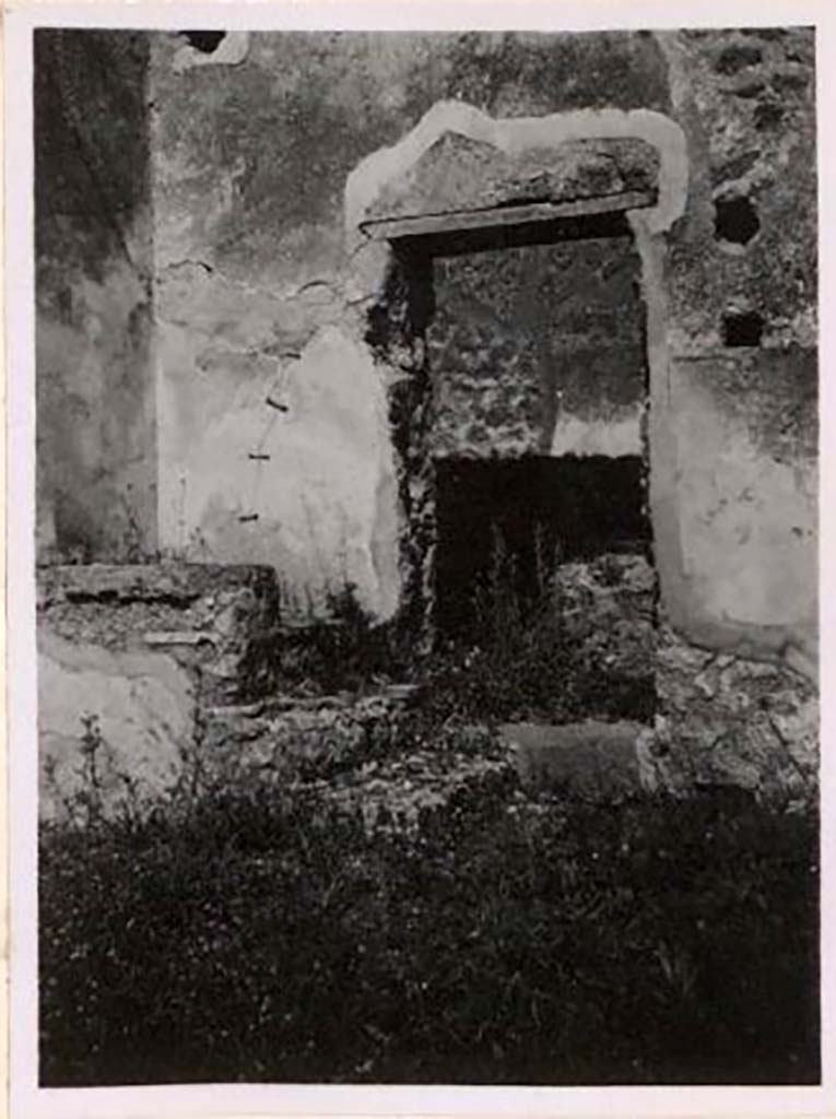 IX.1.4 Pompeii. Pre-1943. Looking towards staircase in north-east corner of shop. Photo by Tatiana Warscher.
She described this as -
�The doorway to the small rear room �b� and the stairs that demonstrated that there were rooms on the upper floor.�
See Warscher, T. Codex Topographicus Pompeianus, IX.1. (1943), Swedish Institute, Rome. (no.16), p. 29.
