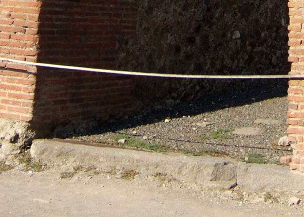 IX.1.5 Pompeii. September 2005. Entrance doorway on Via Stabiana, on the left the embedded iron bar can be seen.