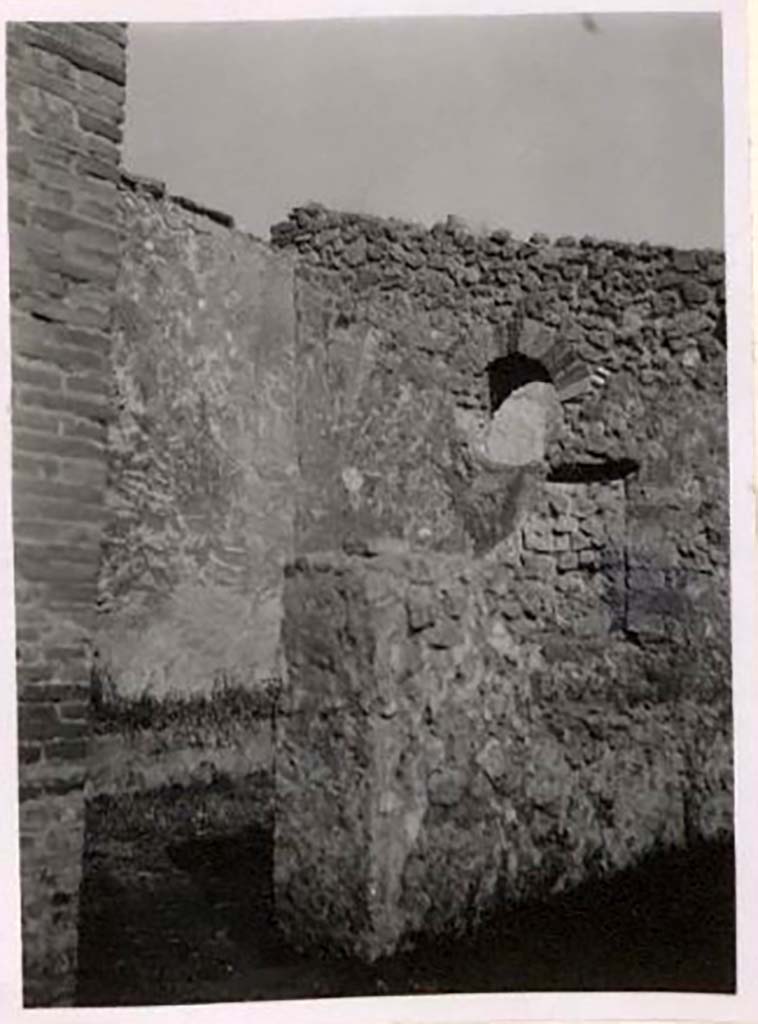 IX.1.7 Pompeii. Pre-1943. Doorway to garden area on north side of atrium. Photo by Tatiana Warscher.
See Warscher, T. Codex Topographicus Pompeianus, IX.1. (1943), Swedish Institute, Rome. (no. 31), p. 51.