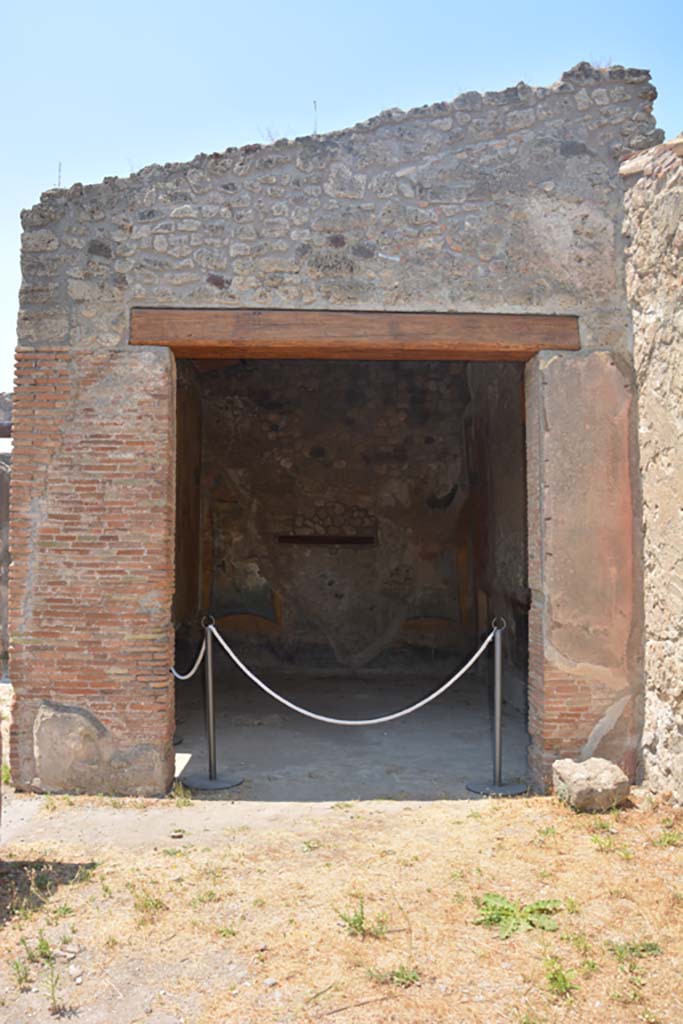IX.1.7 Pompeii. July 2017.
Looking west across garden area towards large doorway from triclinium.
Foto Annette Haug, ERC Grant 681269 DÉCOR.