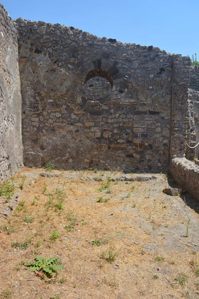 IX.1.7 Pompeii. July 2017. Looking across garden area towards east wall with circular window.
Foto Annette Haug, ERC Grant 681269 DÉCOR.